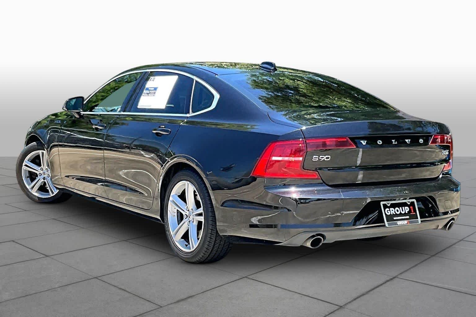 Used 2018 Onyx Black Metallic Volvo Momentum image 11
