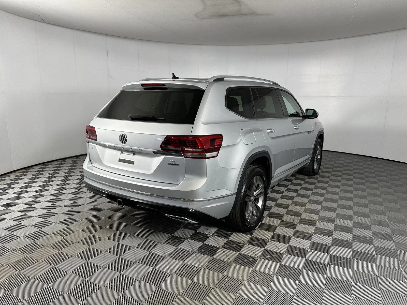 Used 2019 Platinum Gray Metallic Volkswagen 3.6L V6 SEL R-Line image 28