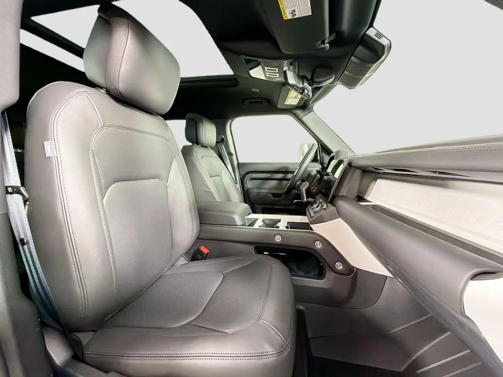 New 2026 Santorini Black Land Rover X-Dynamic SE image 31