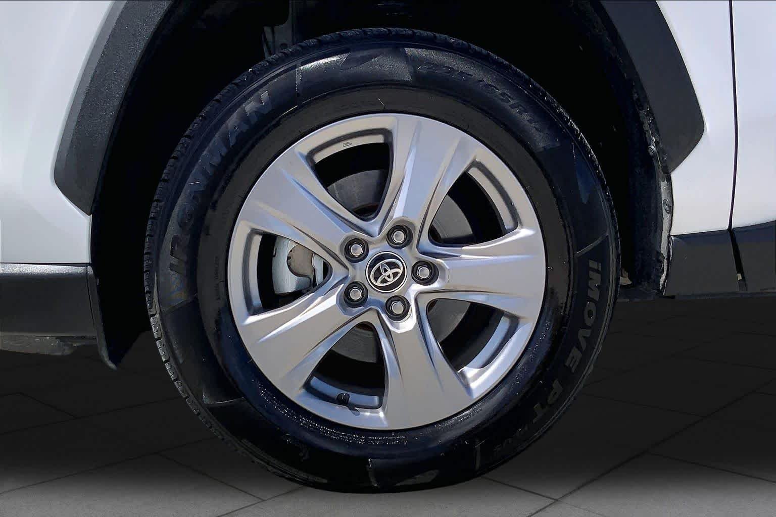 Used 2025 Ice Cap Toyota XLE image 11