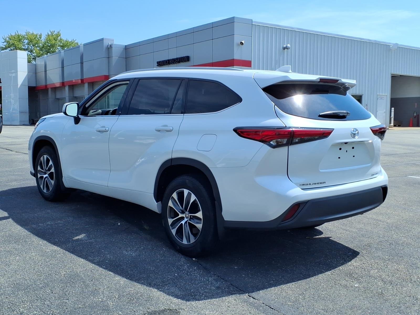 Used 2022 Wind Chill Pearl Toyota XLE image 6