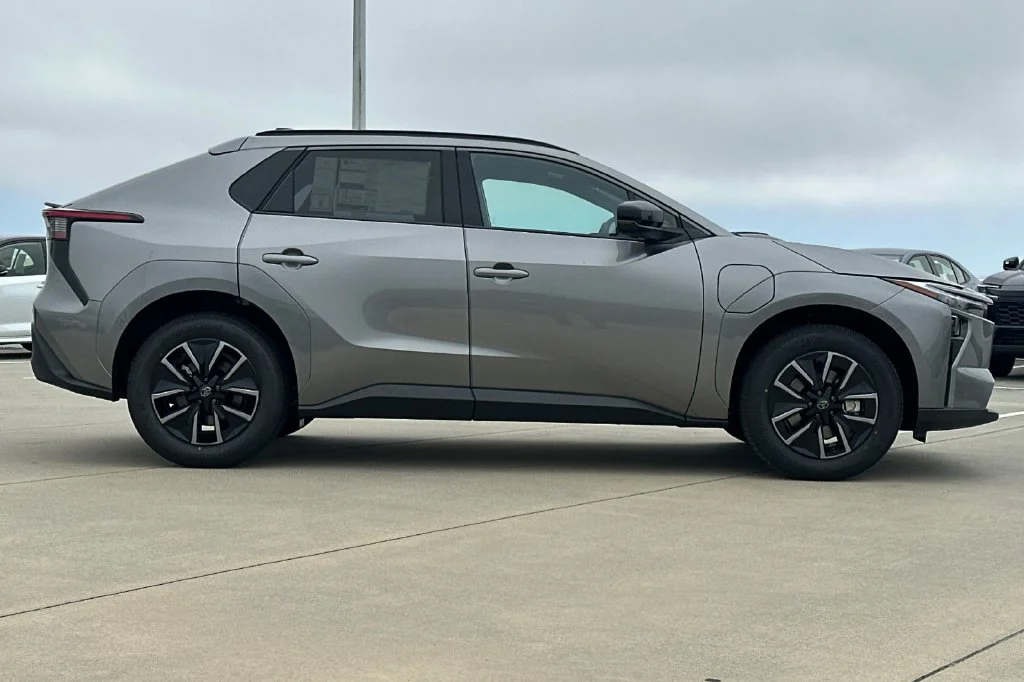 New 2027 Heavy Metal <sup>1</sup> Toyota  XLE image 3