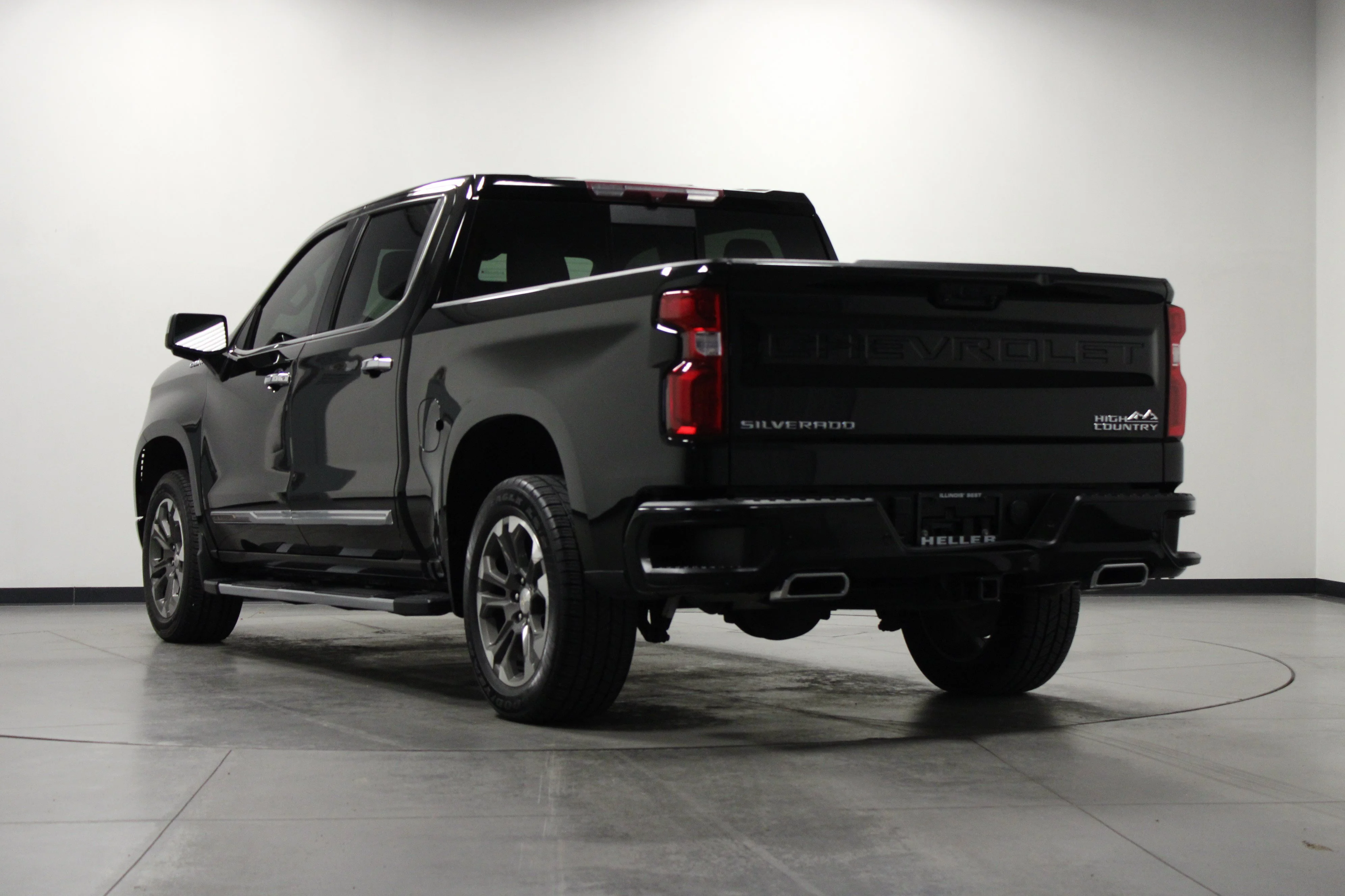 Used 2022 Black Chevrolet High Country image 6