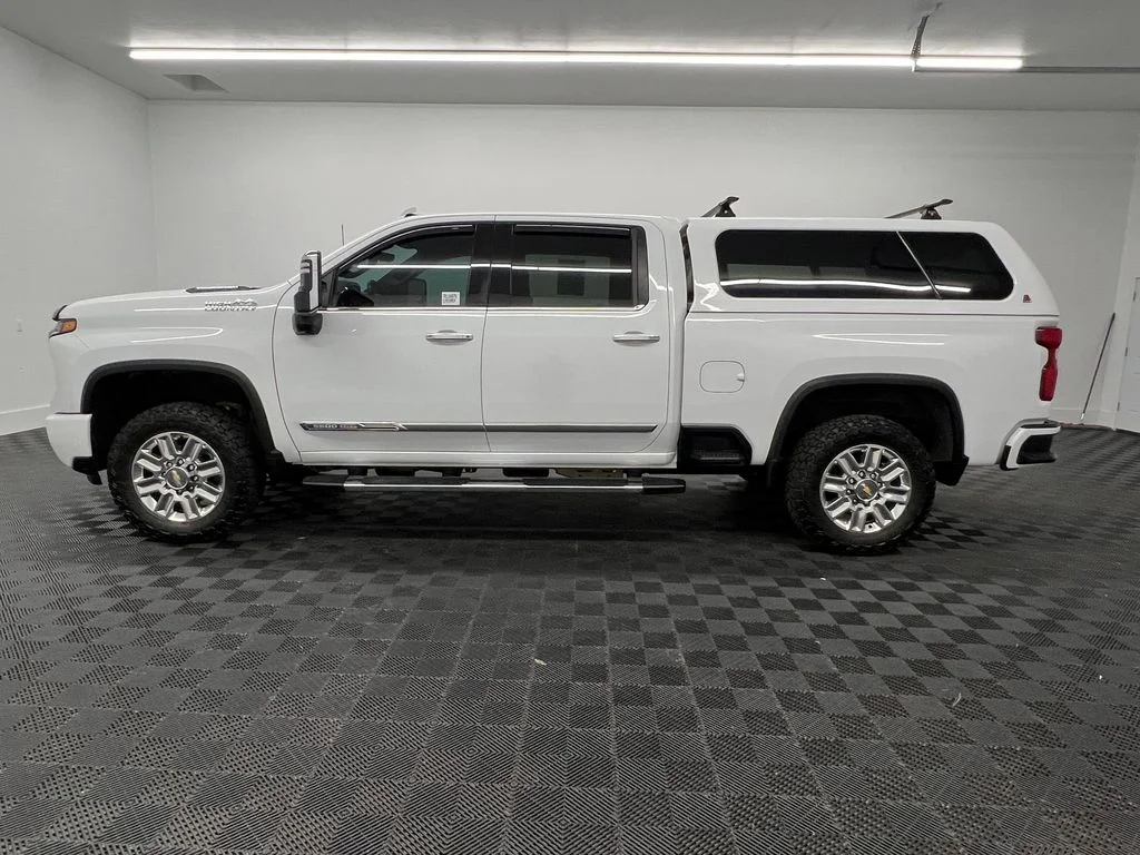 Used 2024 Summit White Chevrolet High Country image 2