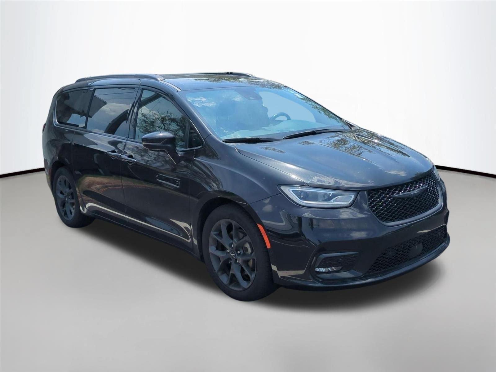 Used 2021 Brilliant Black Crystal Pearlcoat Chrysler Touring L image 3