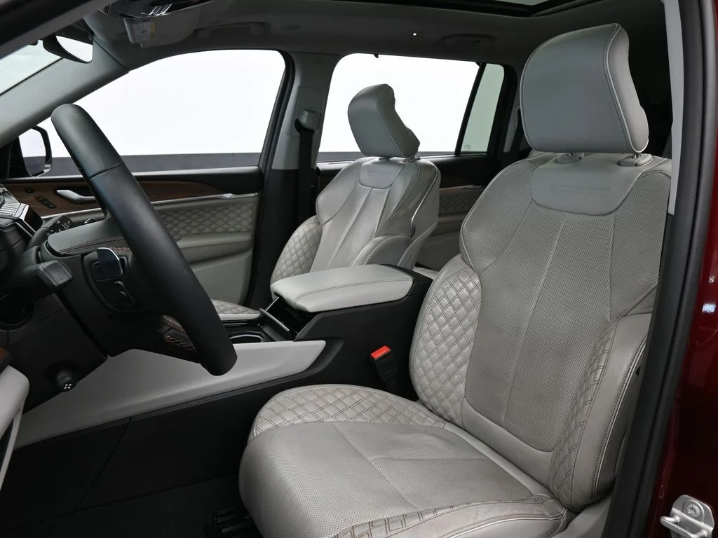 Used 2023 Velvet Red Pearlcoat Jeep Summit image 9