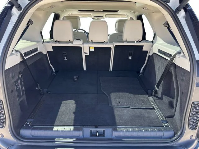 Used 2025  Land Rover S image 19