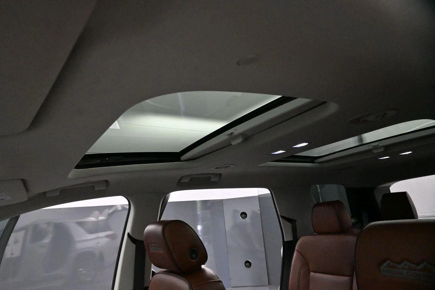Used 2019 IRIDESCENT PEARL TRICOAT Chevrolet High Country image 33