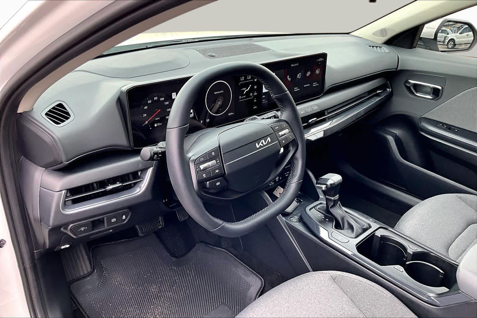 Used 2025 Snow White Pearl Kia EX image 18