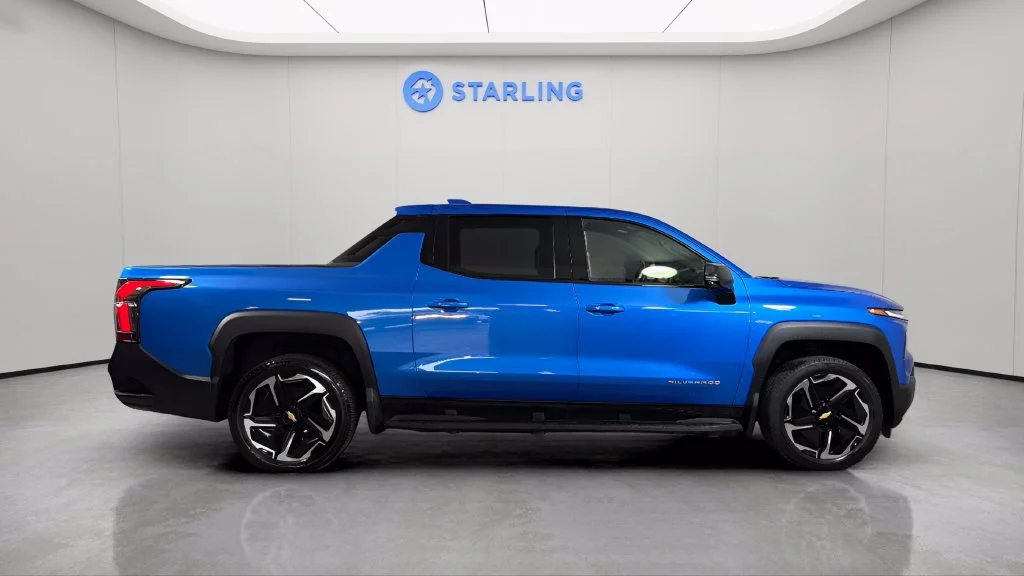 Used 2025 Riptide Blue Metallic Chevrolet LT - Extended Range image 11