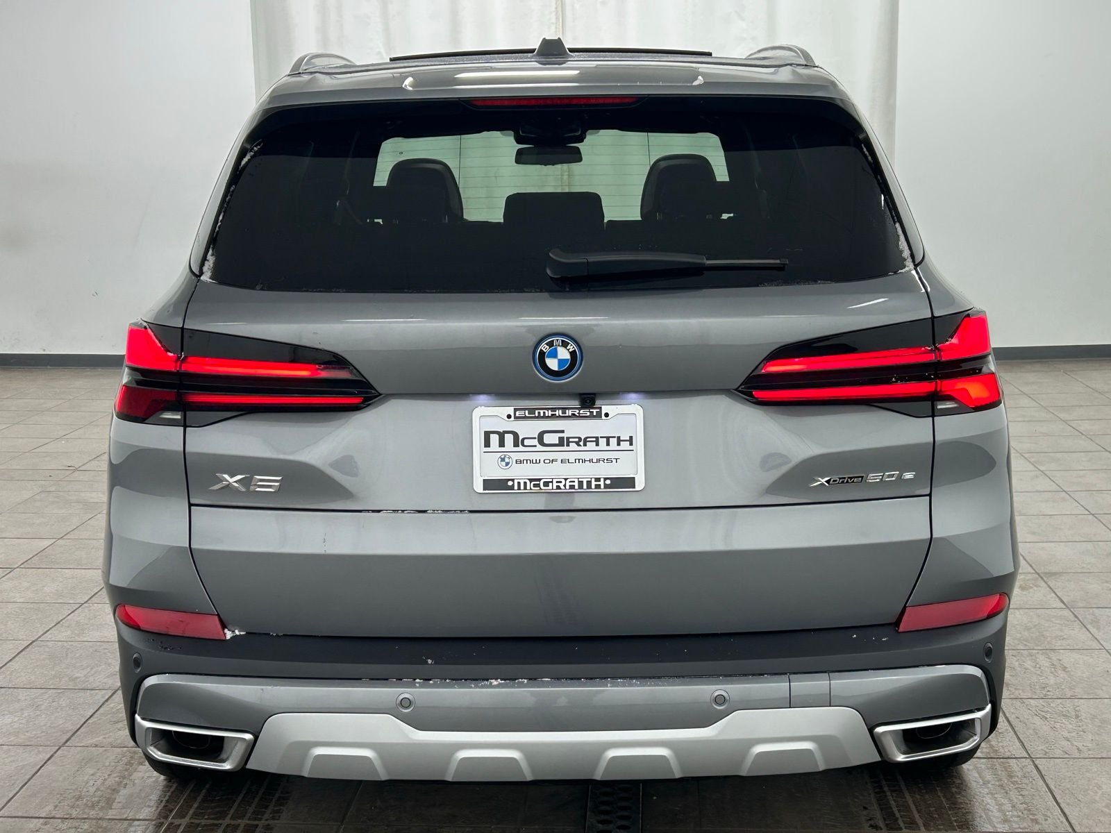 New 2026 Skyscraper Grey Metallic BMW xDrive50e image 4