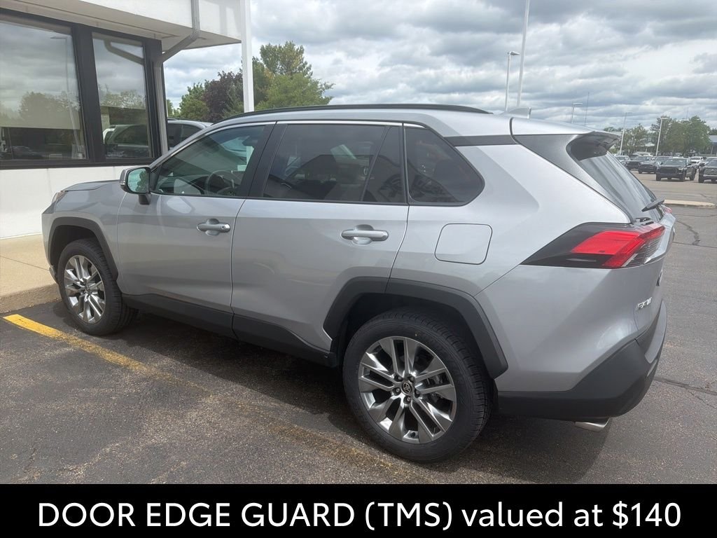 Used 2022 Silver Toyota XLE Premium image 9