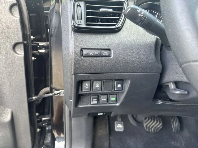 Used 2019 Black Nissan S image 23