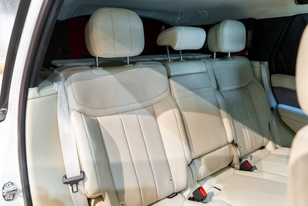 Used 2025 Fuji White Land Rover SE image 36