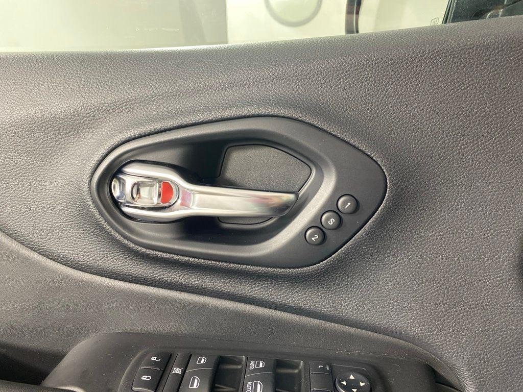 Used 2019 Bright White Clearcoat Jeep Limited image 26