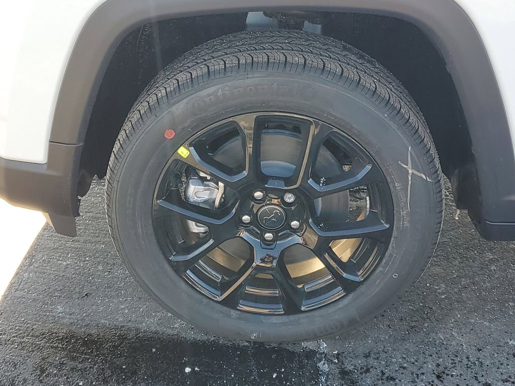 New 2026 Bright White Clearcoat Jeep Latitude image 6