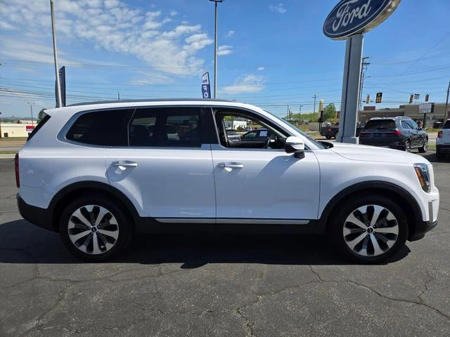 Used 2022 White Kia S image 9