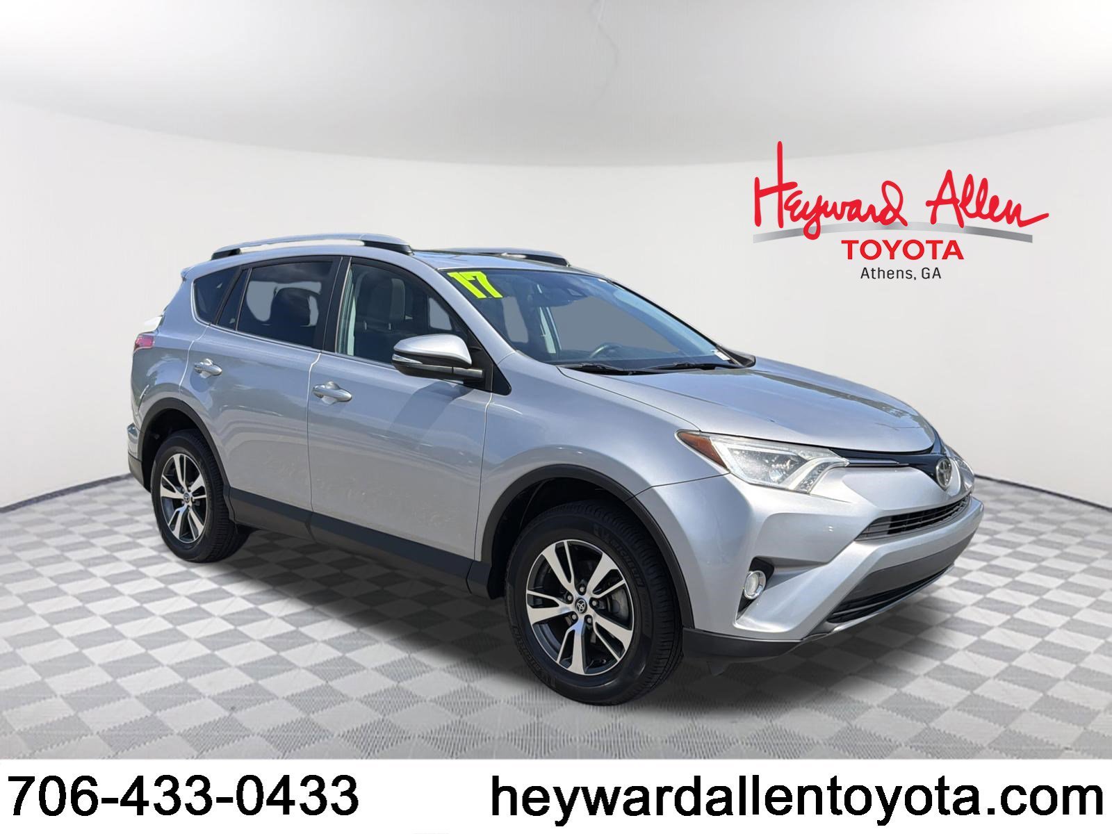 2017 Toyota RAV4 XLE's photo