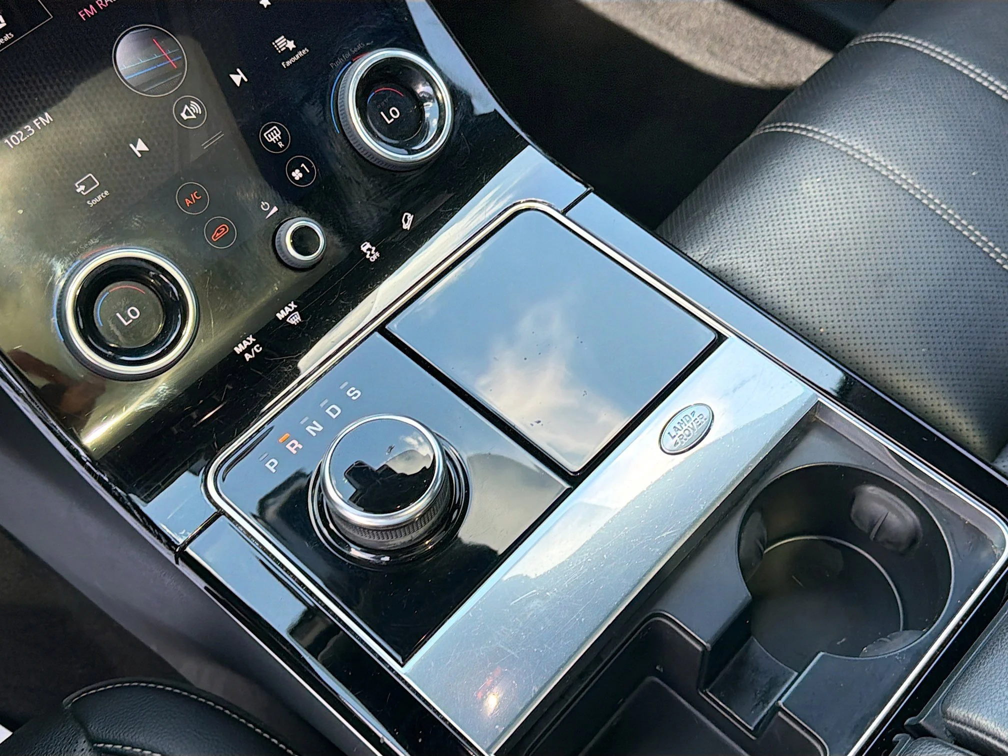 Used 2019 Narvik Black Land Rover R-Dynamic SE image 28