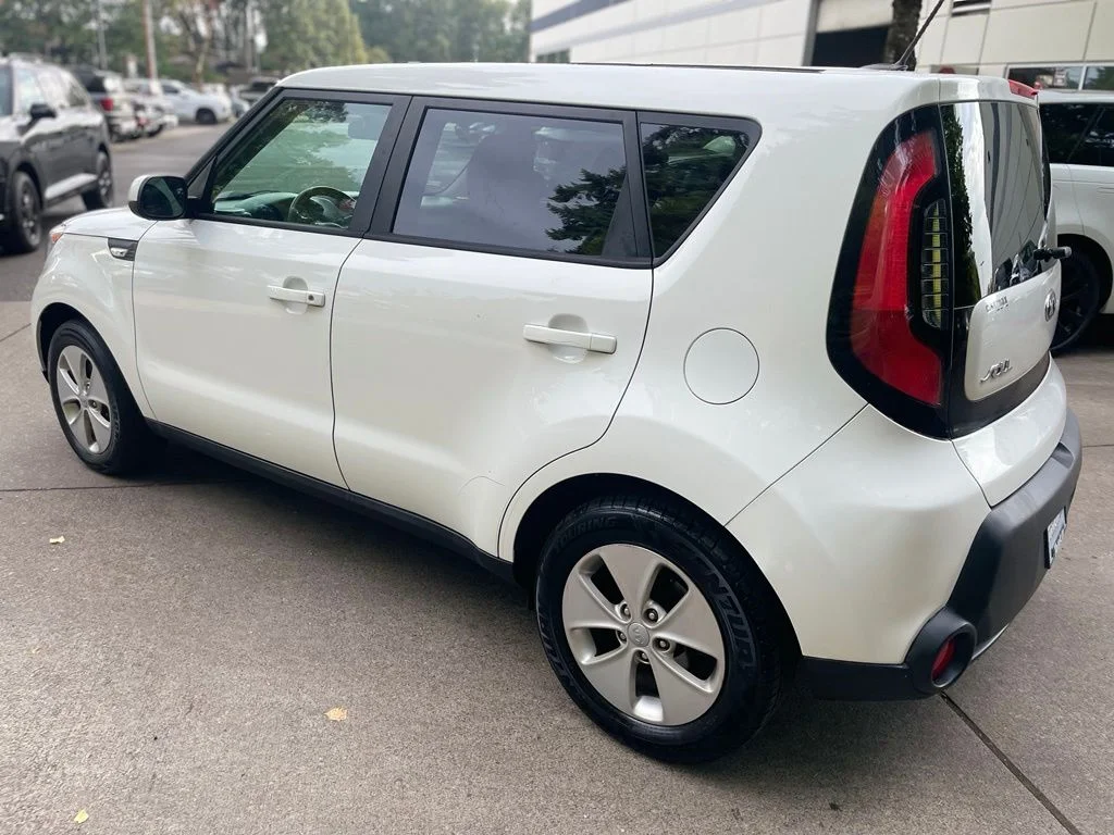 Used 2014 Clear White Kia Base image 6