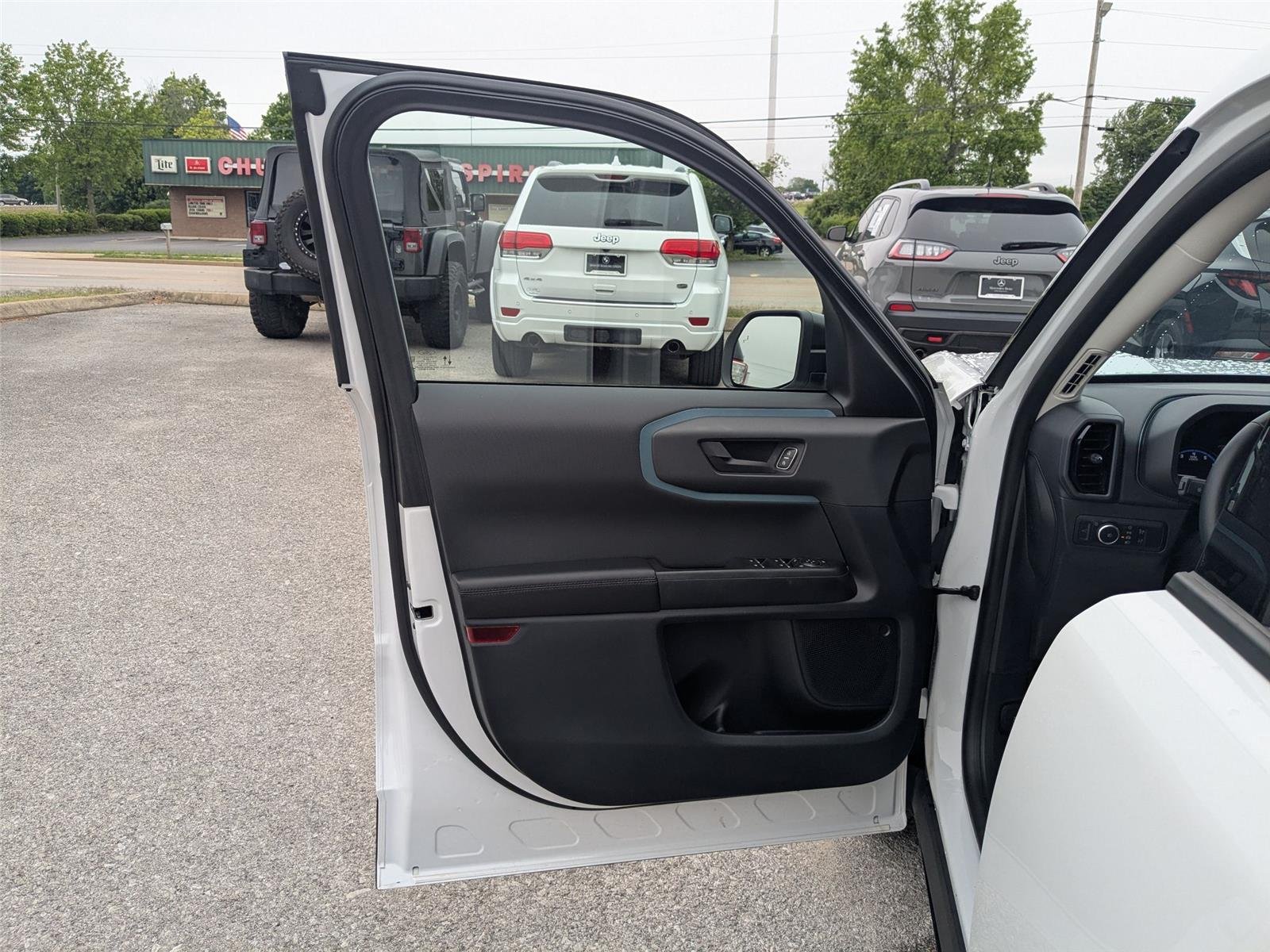 Used 2023 Oxford White Ford Badlands image 10