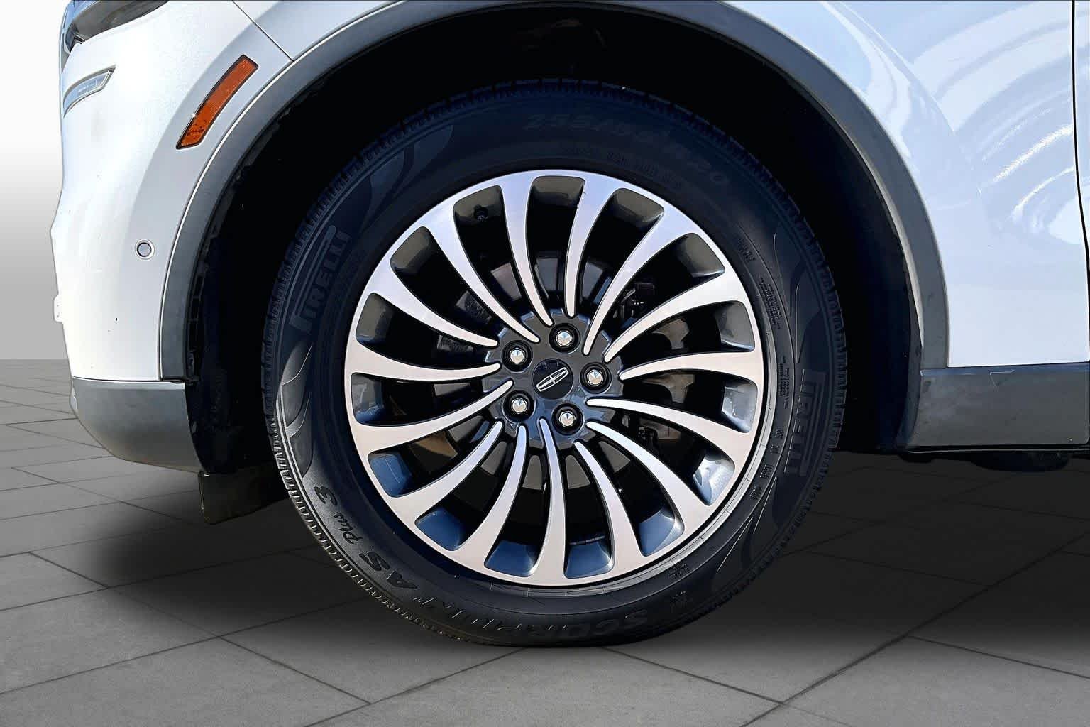 Used 2020 Pristine White Metallic Tri-Coat Lincoln Reserve image 10