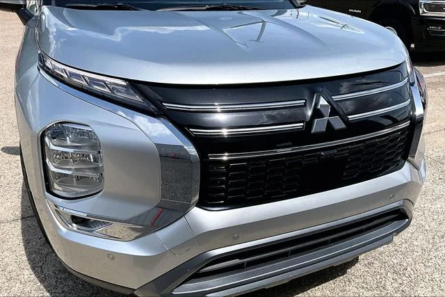 Used 2025 Gray Mitsubishi SE image 32
