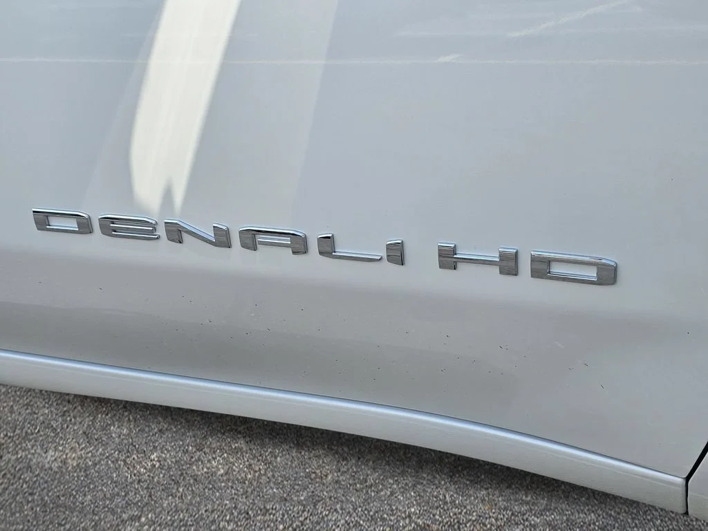 Used 2025 White Frost Tricoat GMC Denali image 8