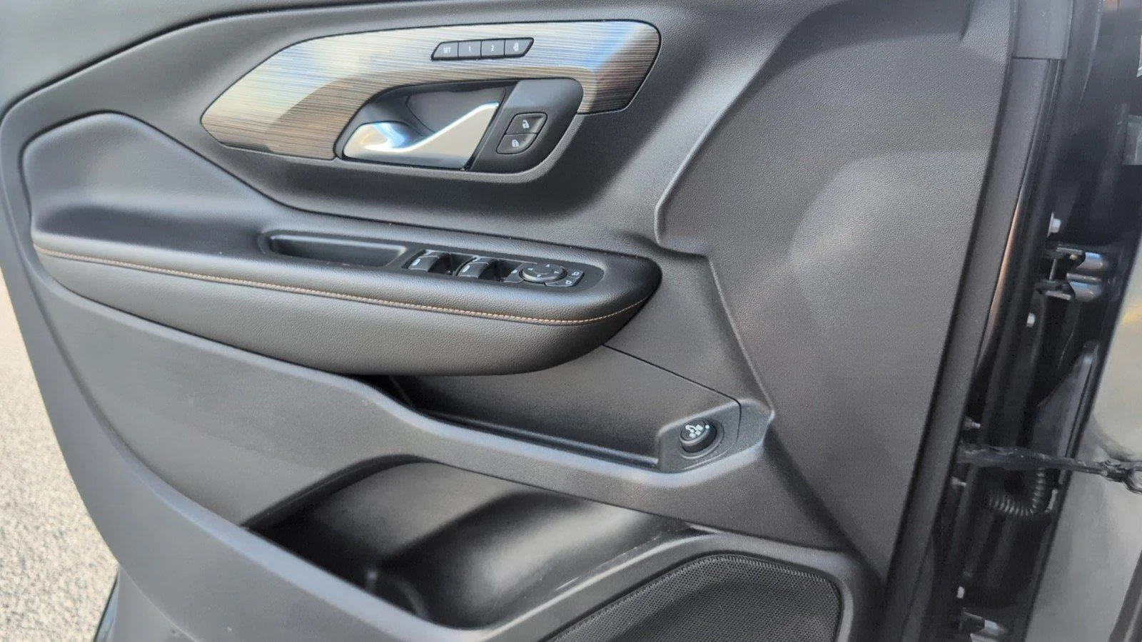 Used 2021 Graphite Gray Metallic GMC SLT image 19