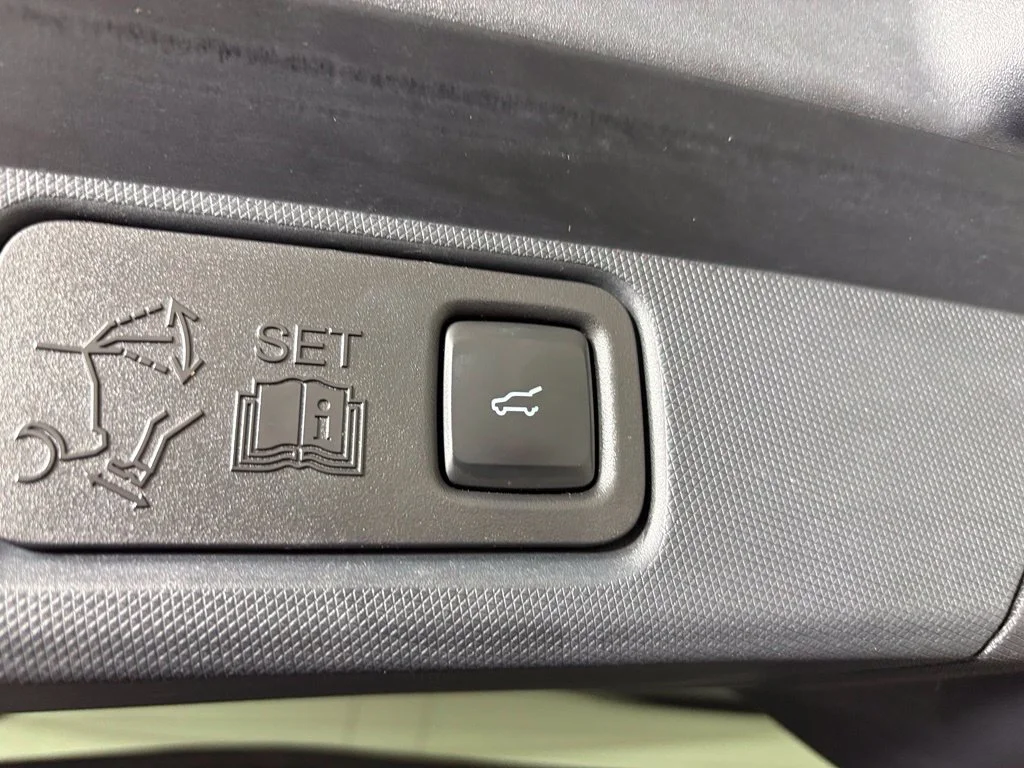 Used 2022 Red Ford Select image 37