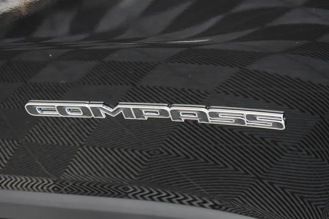 New 2026 Diamond Black Crystal Pearl-Coat Exterior Paint Jeep Limited image 12