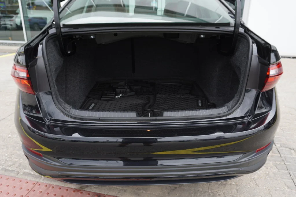 Certified Used 2025 Black Volkswagen 1.5T SE image 27
