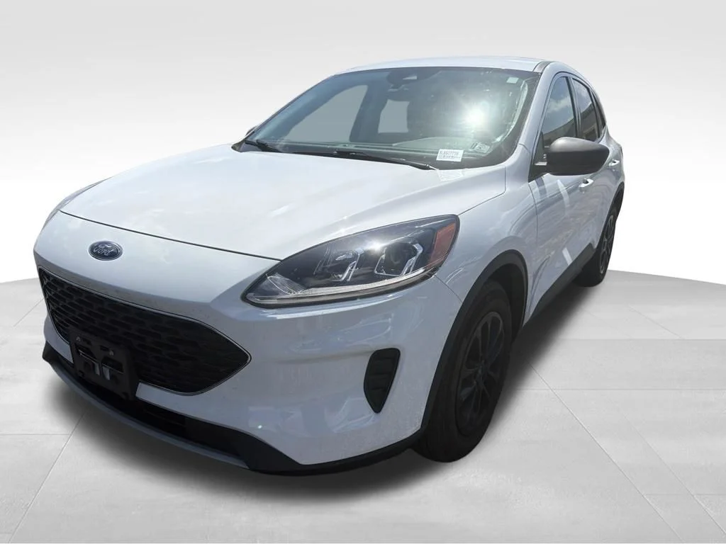 Used 2022 White Ford SE image 3