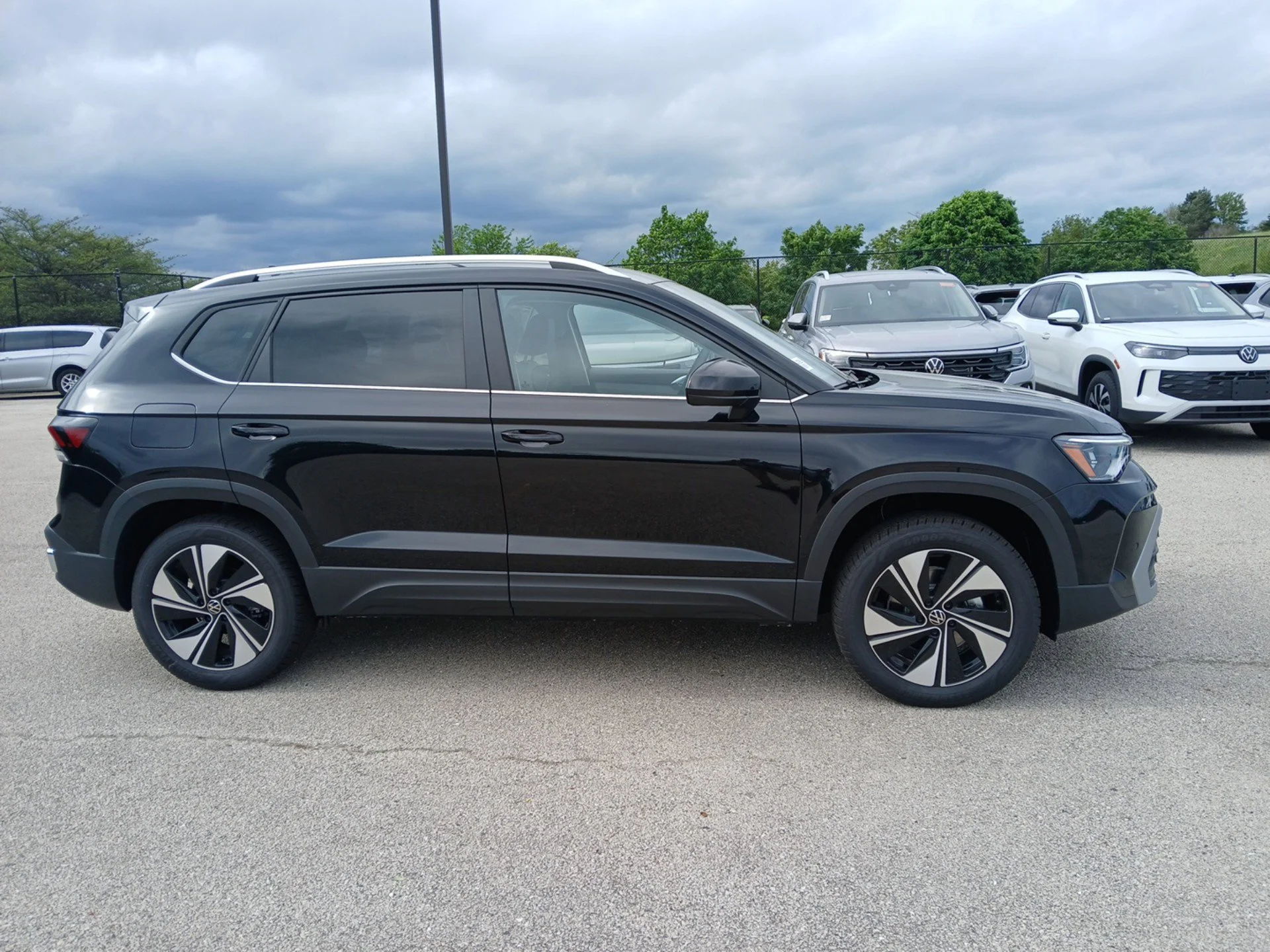 New 2026 Deep Black Pearl Volkswagen 1.5T SE image 3
