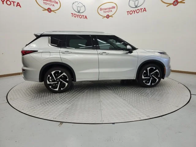 Used 2022  Mitsubishi SEL image 3