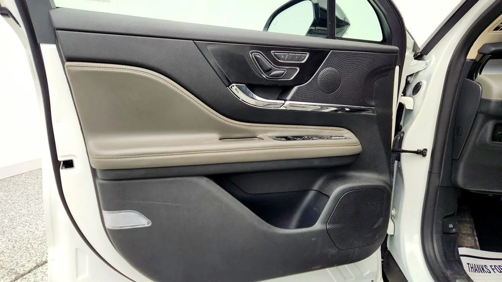 Used 2023 Pristine White Metallic Tri-Coat Lincoln Standard AWD w/ Equipment Group 101A and Co-Pilot360 Vision image 10