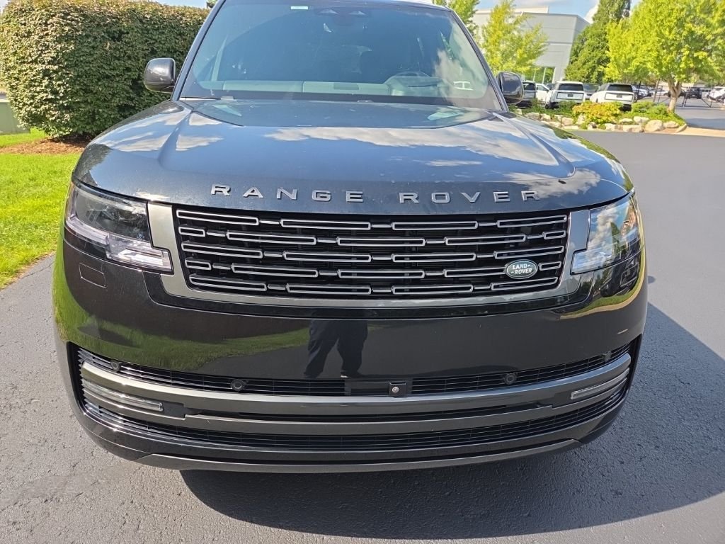 Used 2025 Santorini Black Metallic Land Rover SE image 8