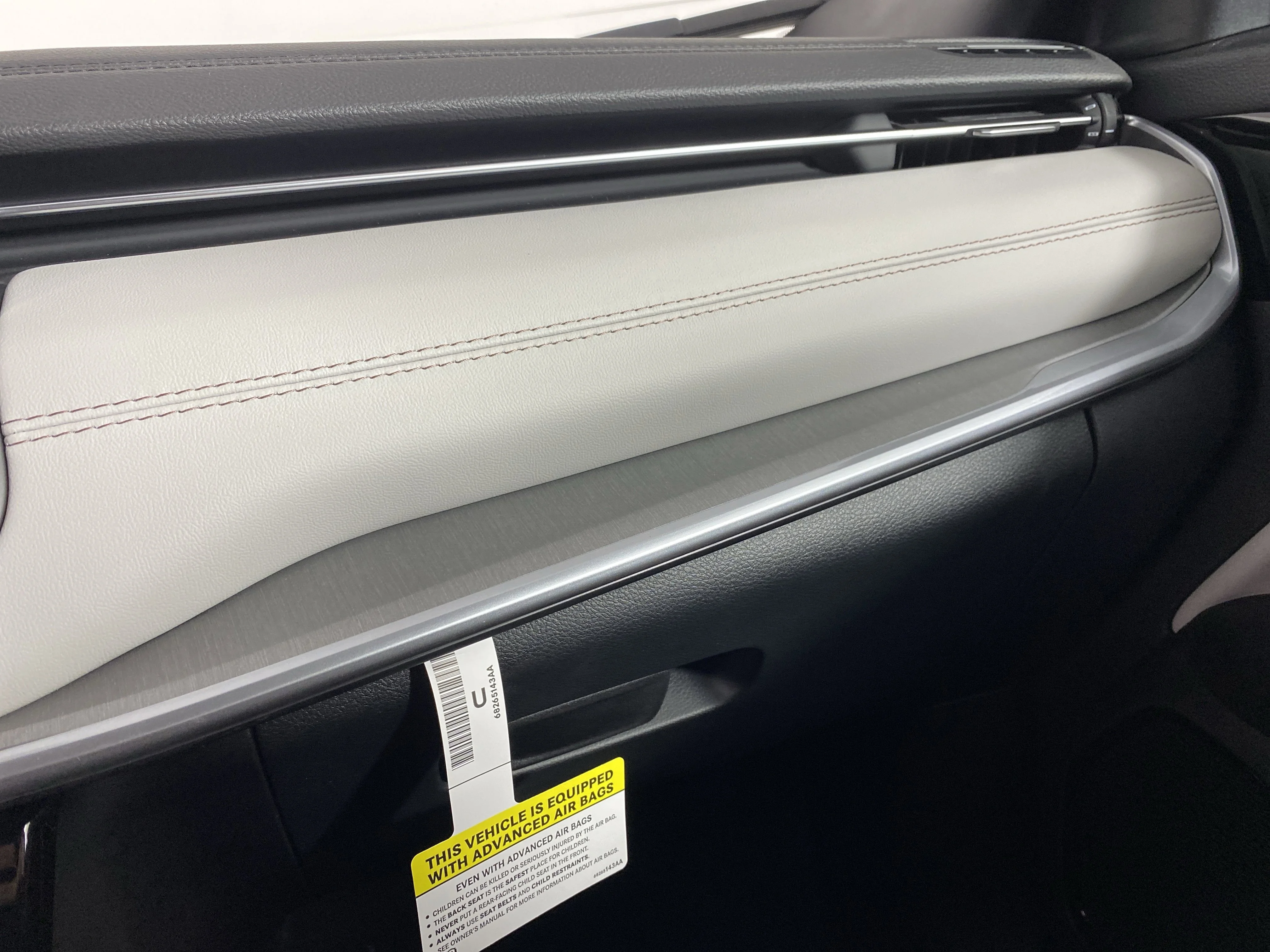 New 2026 Bright White Clear-Coat Exterior Paint Jeep Limited image 28
