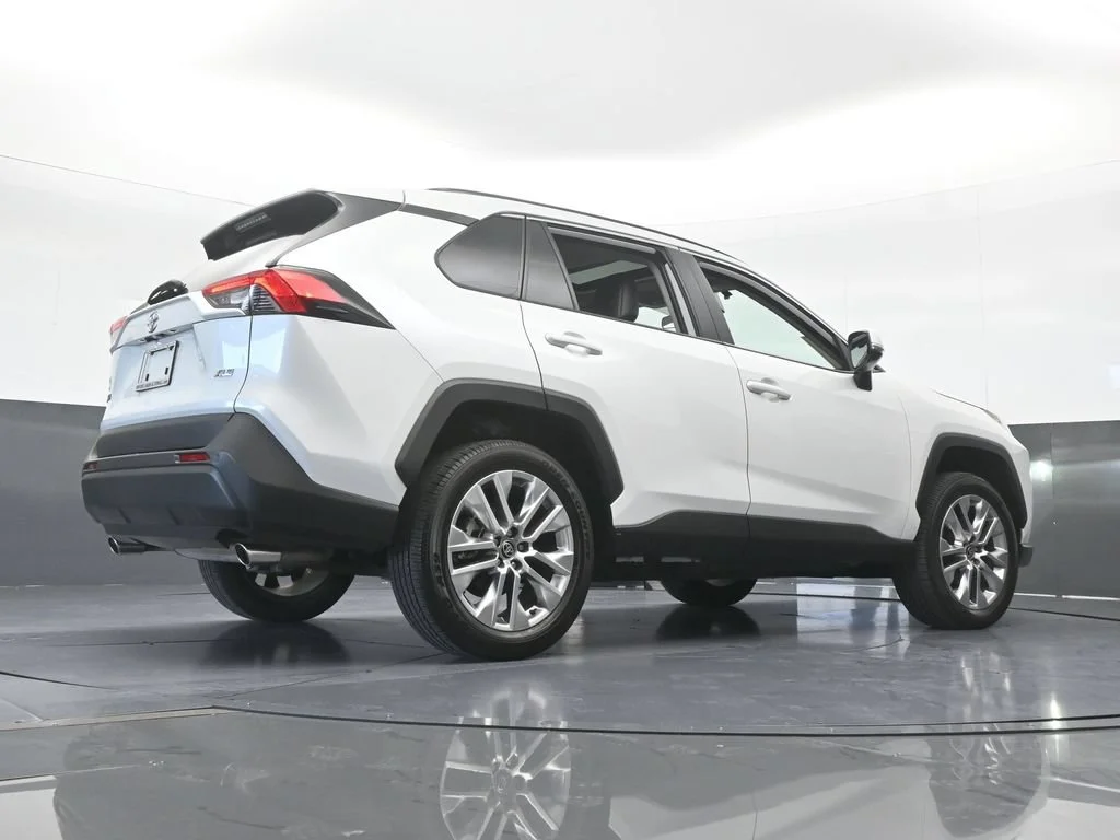 Used 2025 White Toyota XLE Premium image 57