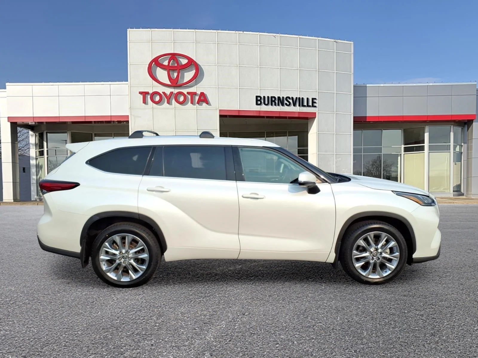 Used 2023 Toyota Highlander Limited with VIN 5TDKDRBH1PS018891 for sale in Burnsville, Minnesota