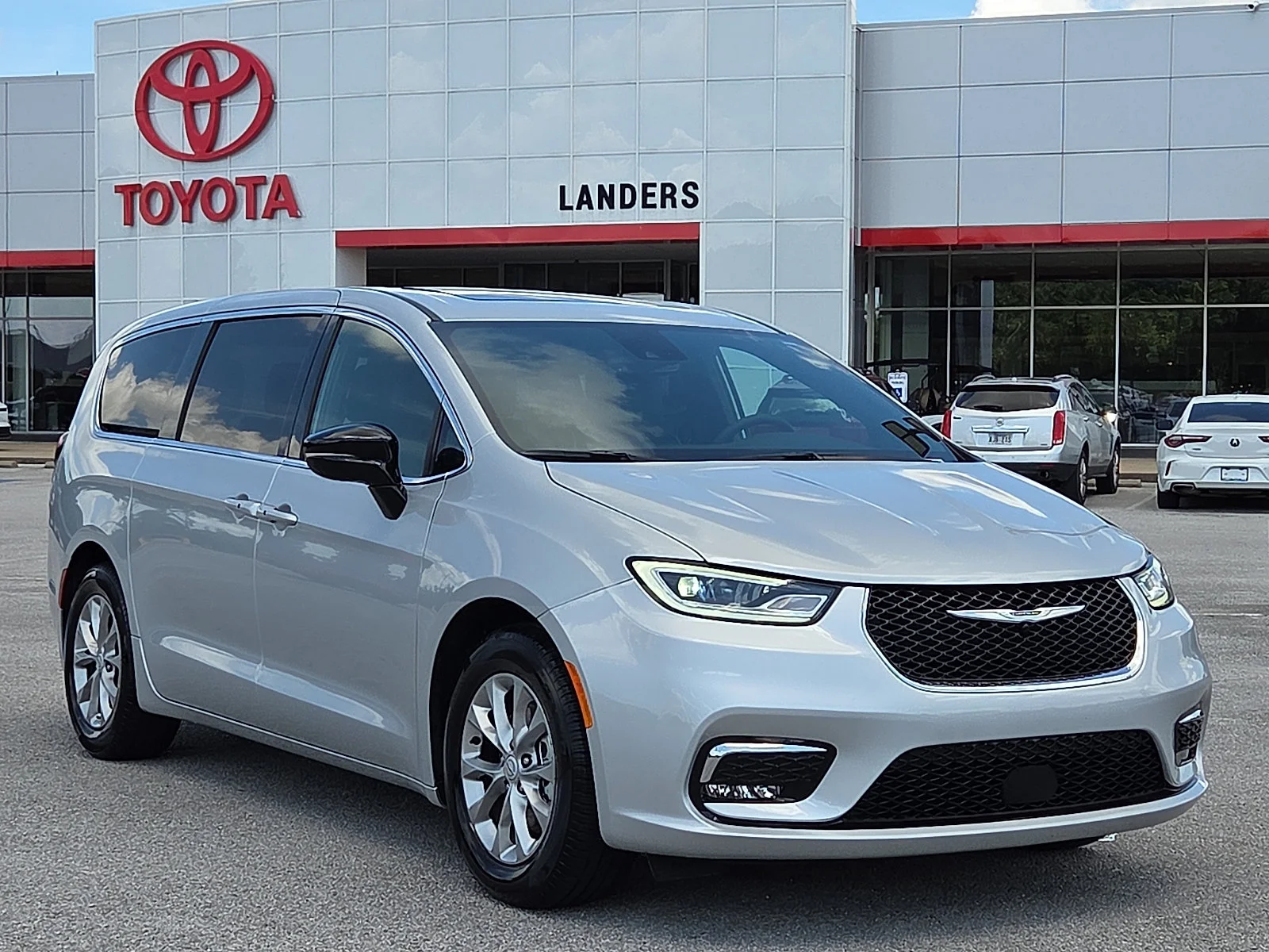2026 Chrysler Pacifica Limited's photo