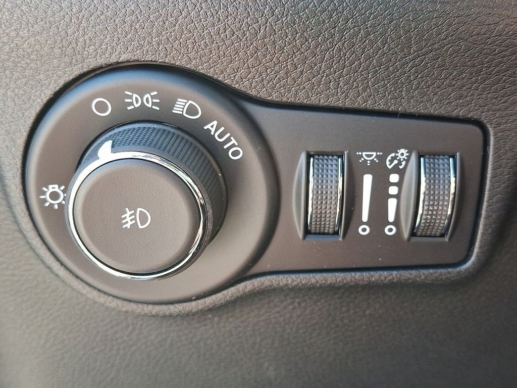 New 2026 Black Jeep Latitude image 17