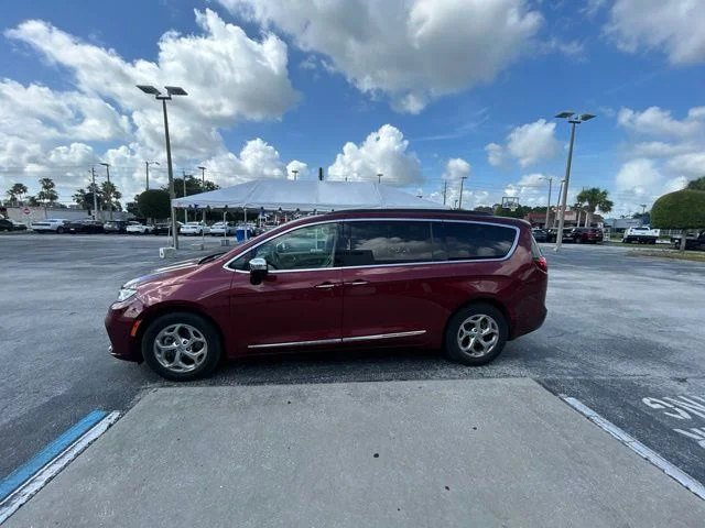 Used 2023  Chrysler Limited image 3