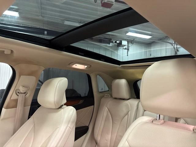 Used 2016 White Lincoln Reserve image 26