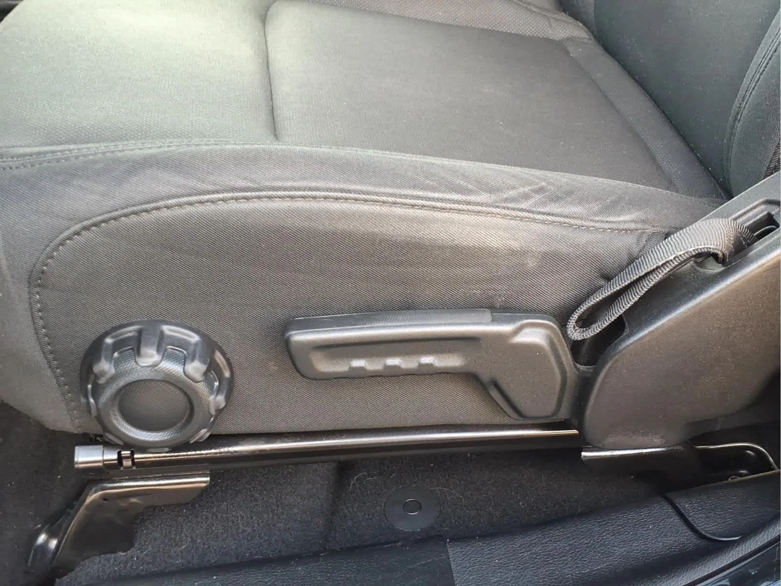 Used 2018 Black Clearcoat Jeep Sport S image 16