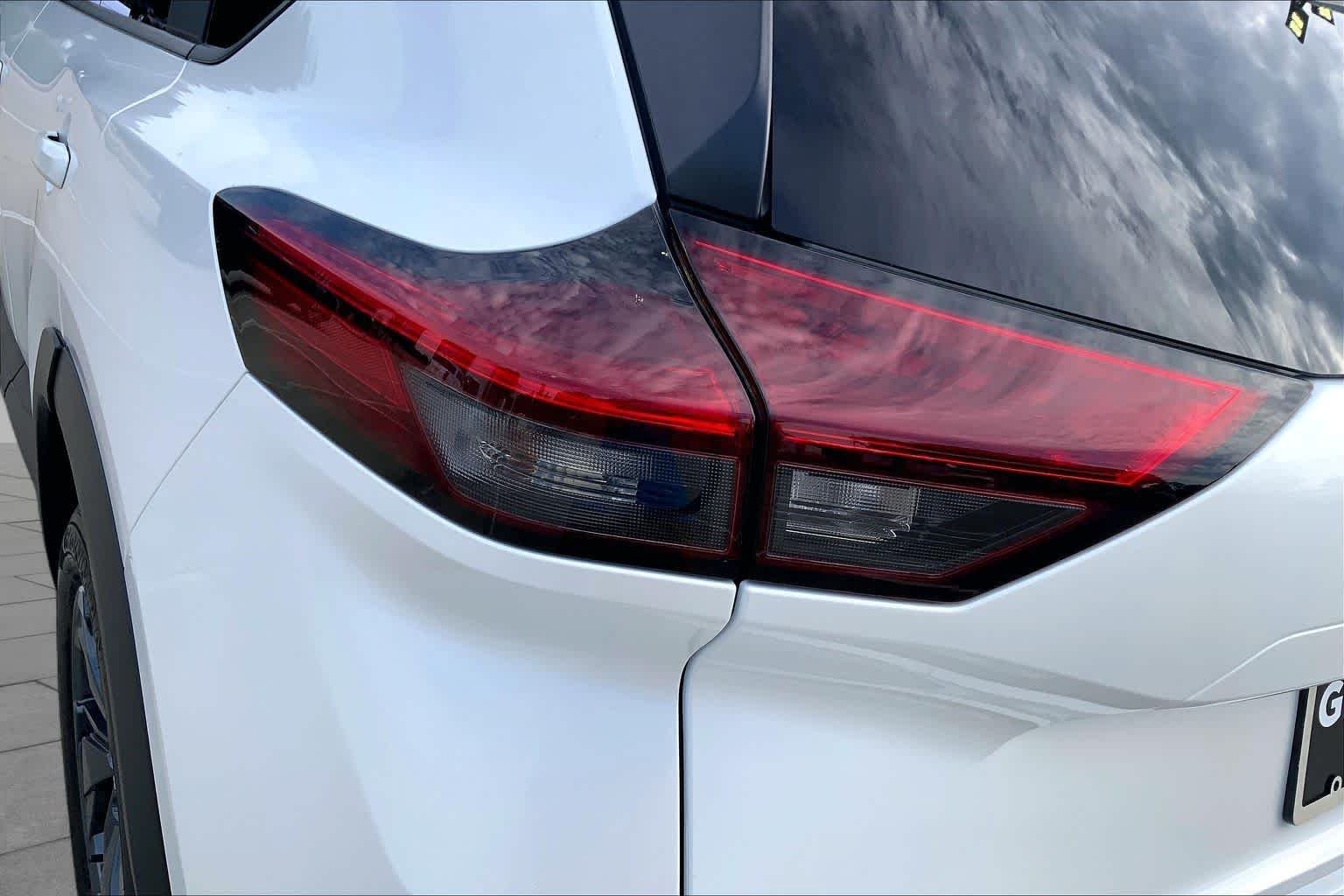 Used 2024 Everest White Pearl Nissan SV image 27