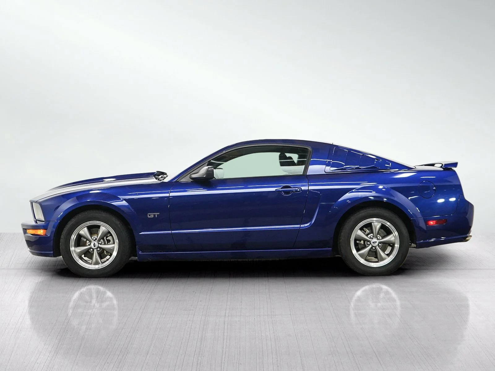 Used 2005  Ford GT Premium image 2