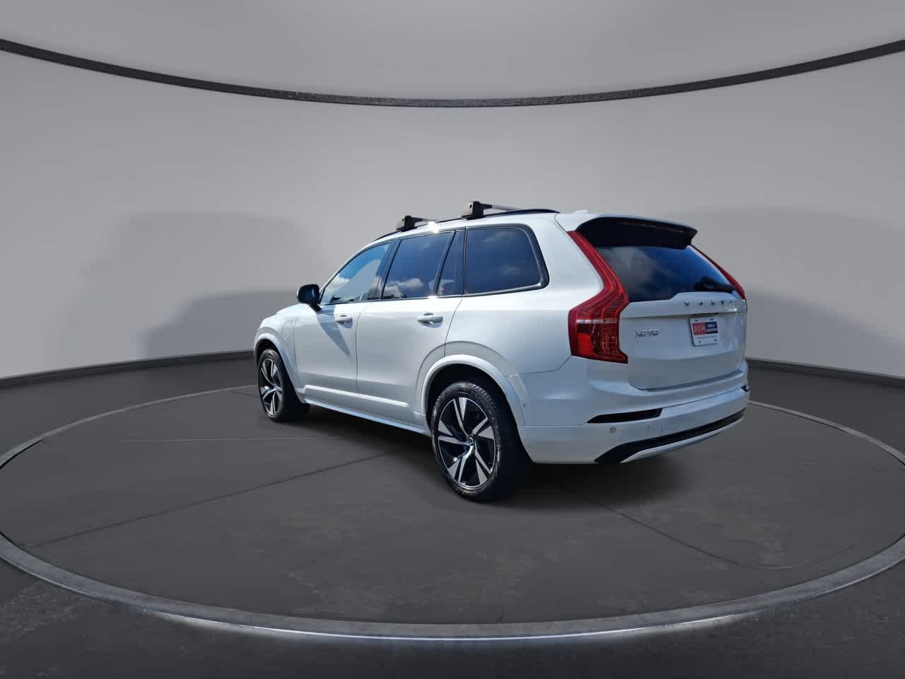 Used 2022 White Volvo R-Design image 6
