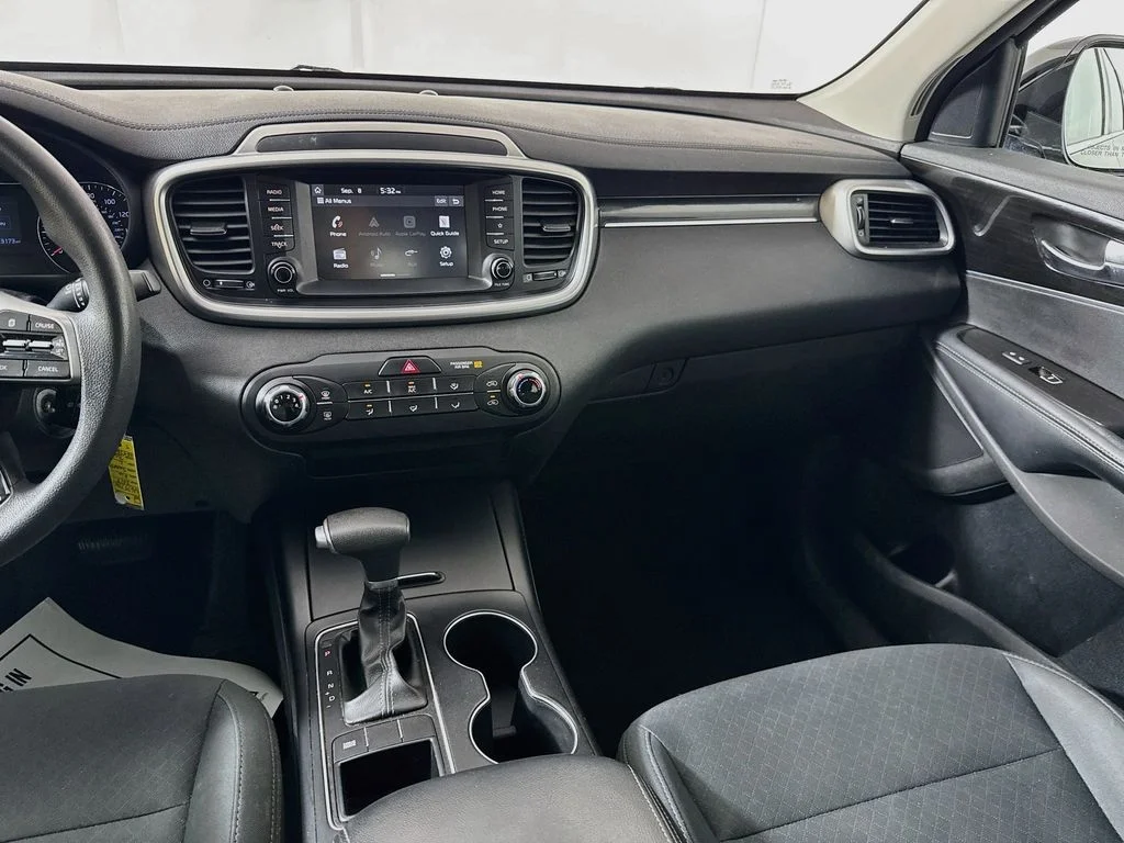 Used 2019 Black Kia L image 27