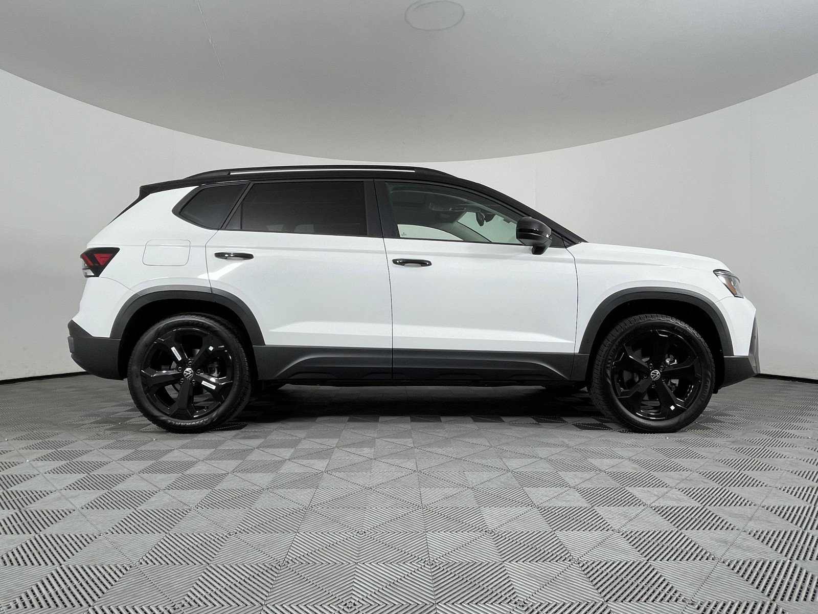 2025 Volkswagen Taos SE Black - Photo 18